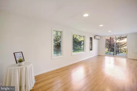 Living - 6092 Quartz Cir, Frederick, MD 21702 photo 3 of 4