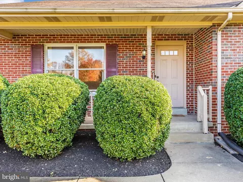 8170 Claiborne Dr, Frederick, MD 21702 photo 2