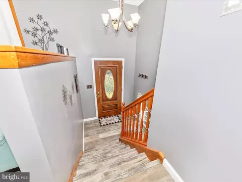 9242 Oak Tree Cir, Frederick, MD 21701 photo 2