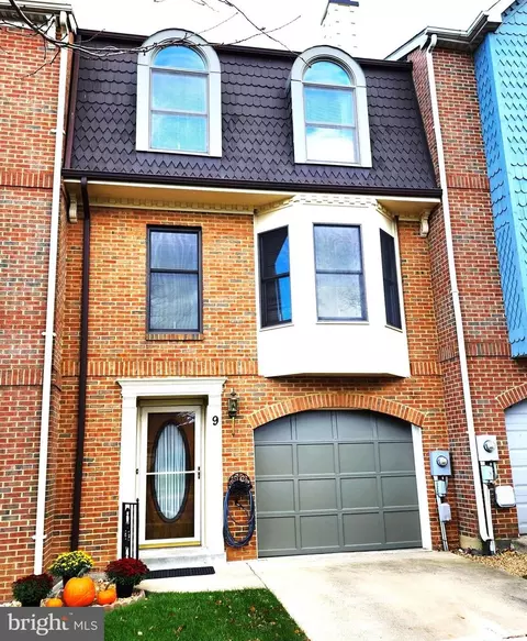 9 Victoria Sq, Frederick, MD 21702