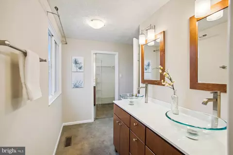 Bath - 6391 Devonshire Ln, Frederick, MD 21703 photo 4 of 5