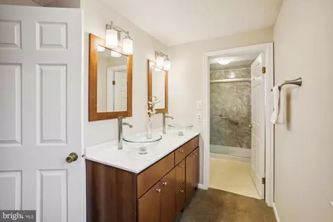 Bath - 6391 Devonshire Ln, Frederick, MD 21703 photo 2 of 5