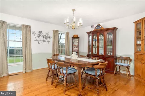 Dining - 3834 Roundtree Rd, Jefferson, MD 21755 photo 2 of 4