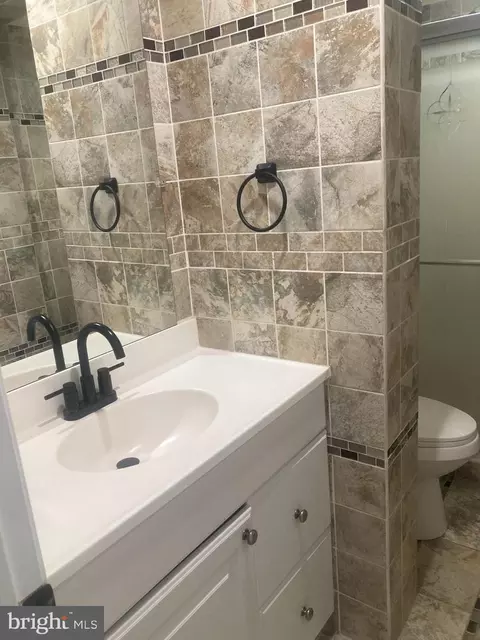 Bath - 27 Mountaingate Dr, Frederick, MD 21703 photo 2 of 5