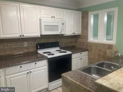 Kitchen - 27 Mountaingate Dr, Frederick, MD 21703 photo 2 of 2