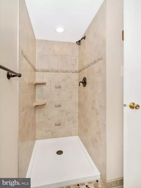 208 Thames Dr, Frederick, MD 21702 photo 38