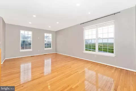 Living - 950 Turning Point Ct, Frederick, MD 21701 photo 3 of 6