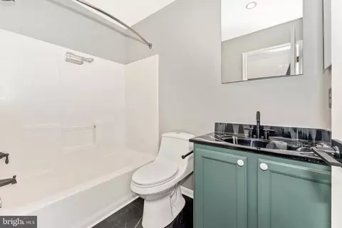 Bath - 950 Turning Point Ct, Frederick, MD 21701 photo 2 of 3