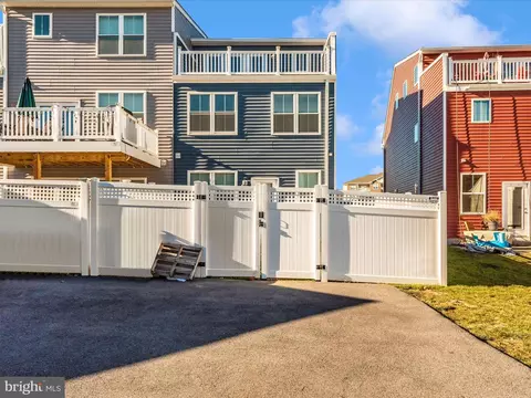 Exterior - 410 Waverley Dr, Frederick, MD 21702 photo 6 of 14