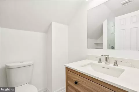 Bath - 1691 Shookstown Rd, Frederick, MD 21702 photo 3 of 5