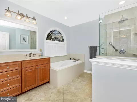 Bath - 2207 Banner Hill Rd, Frederick, MD 21702 photo 2 of 4