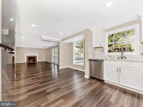 Living - 1381 Fox Run Ct, Frederick, MD 21703 photo 4 of 13
