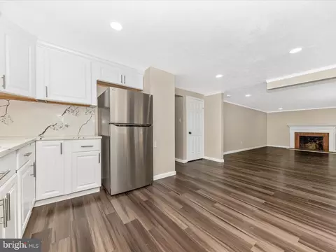 Living - 1381 Fox Run Ct, Frederick, MD 21703 photo 3 of 13