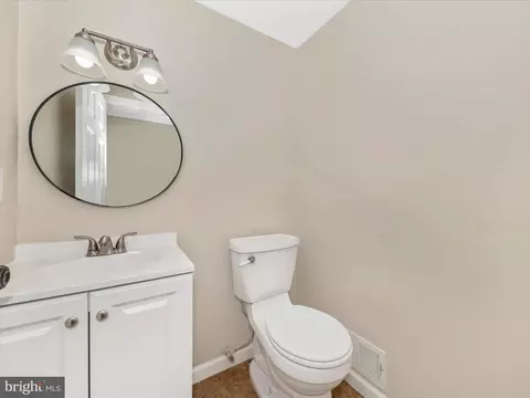 Bath - 1381 Fox Run Ct, Frederick, MD 21703 photo 1 of 2