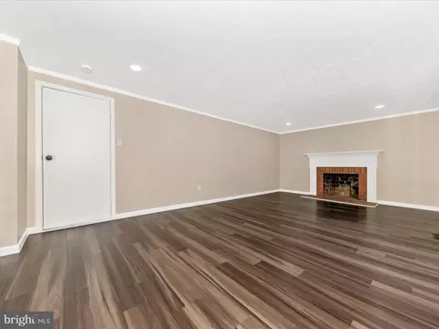 Living - 1381 Fox Run Ct, Frederick, MD 21703 photo 9 of 13