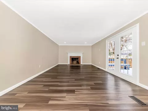 Living - 1381 Fox Run Ct, Frederick, MD 21703 photo 8 of 13