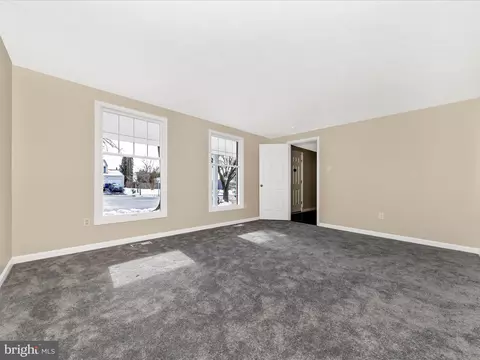 Living - 1381 Fox Run Ct, Frederick, MD 21703 photo 2 of 13