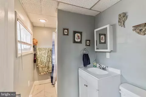 Bath - 15 E C St, Brunswick, MD 21716 photo 1 of 3