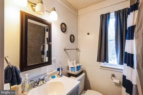 Bath - 15 E C St, Brunswick, MD 21716 photo 2 of 3