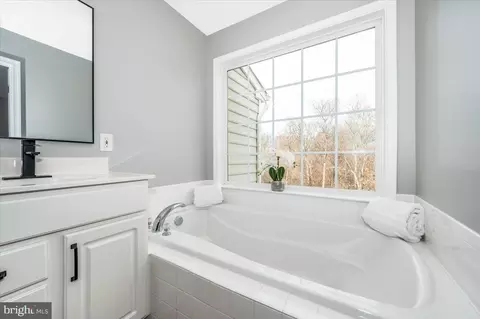 Bath - 6357 Meandering Woods Ct, Frederick, MD 21701 photo 5 of 7