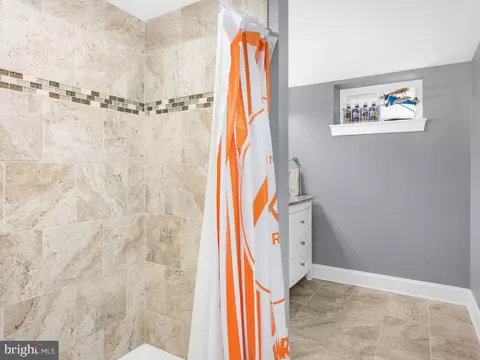 Bath - 2 Aa Norva Ave, Frederick, MD 21701 photo 4 of 4