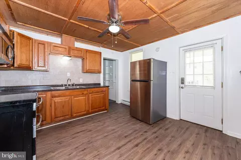 Entry Way - 319 E A St, Brunswick, MD 21716 photo 5 of 6