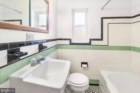 Bath - 1000 1006 7th St, Frederick, MD 21701 photo 14 of 15