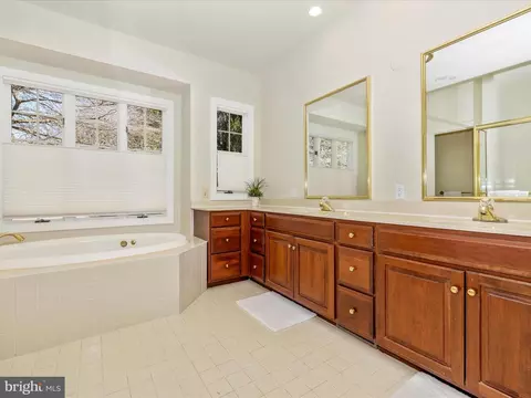 Bath - 7781 Coblentz Rd, Middletown, MD 21769 photo 2 of 8
