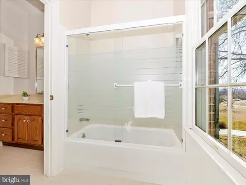 Bath - 7781 Coblentz Rd, Middletown, MD 21769 photo 5 of 8