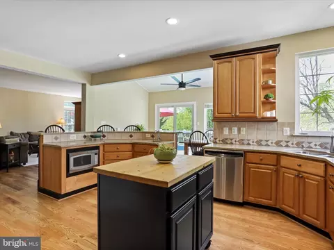 Kitchen - 6852 Fielding Ct, Frederick, MD 21703 photo 5 of 7