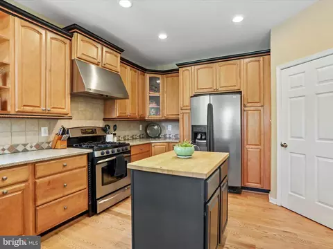 Kitchen - 6852 Fielding Ct, Frederick, MD 21703 photo 6 of 7
