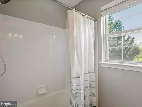 Bath - 6852 Fielding Ct, Frederick, MD 21703 photo 2 of 5