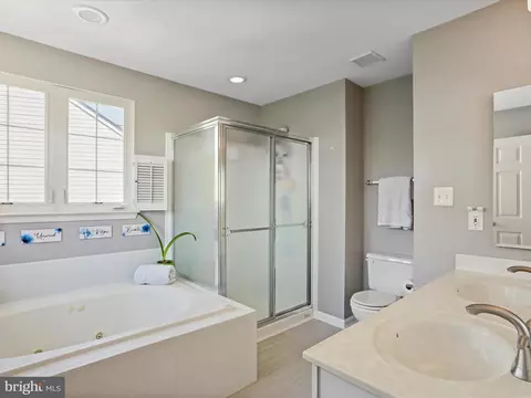 Bath - 6852 Fielding Ct, Frederick, MD 21703 photo 3 of 5