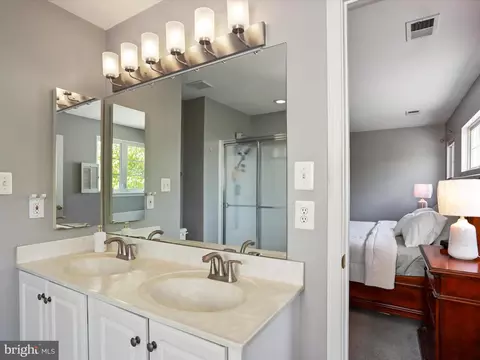 Bath - 6852 Fielding Ct, Frederick, MD 21703 photo 4 of 5