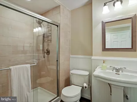 Bath - 6852 Fielding Ct, Frederick, MD 21703 photo 5 of 5