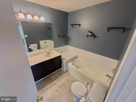 Bath - 160 Heathfield Dr, Frederick, MD 21702 photo 2 of 3