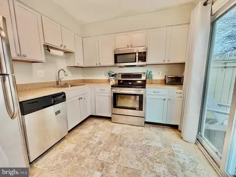 Kitchen - 160 Heathfield Dr, Frederick, MD 21702 photo 2 of 2