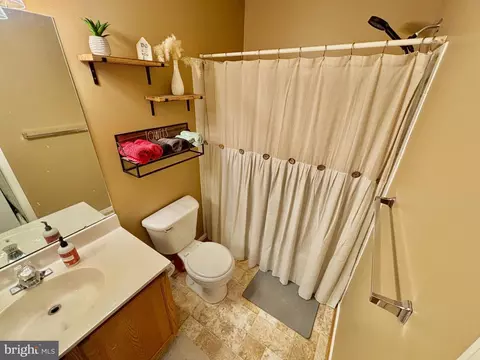Bath - 160 Heathfield Dr, Frederick, MD 21702 photo 1 of 3