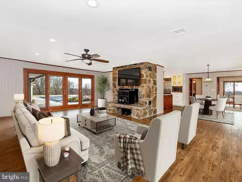 Living - 7501 B Mckaig Rd #B, Frederick, MD 21701 photo 5 of 10