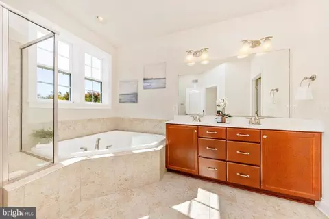 Bath - 9655 Bothwell Ln, Frederick, MD 21704 photo 2 of 3