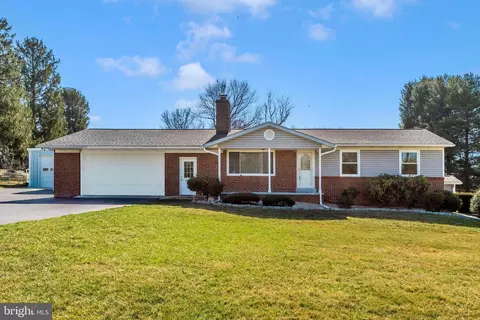 8606 Hunters Dr, Frederick, MD 21701 photo 2
