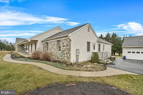 8433 Fingerboard Rd, Frederick, MD 21704 photo 3