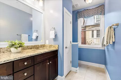 Bath - 34 Maxwell Sq, Frederick, MD 21701 photo 2 of 3