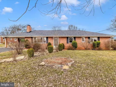 6105 Dover St, Frederick, MD 21704 photo 2