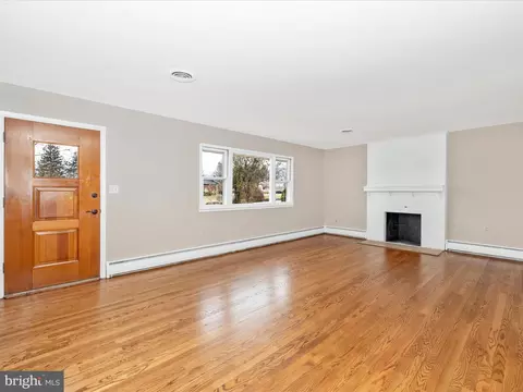 6105 Dover St, Frederick, MD 21704 photo 8