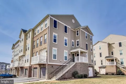 5876 Imperial Dr, Frederick, MD 21703 photo 2