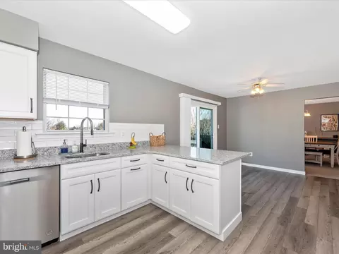 Kitchen - 4983 Robin Ct, Frederick, MD 21703 photo 5 of 9