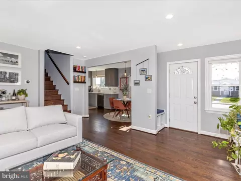 Entry Way - 207 Thomas Ave, Frederick, MD 21701 photo 4 of 8