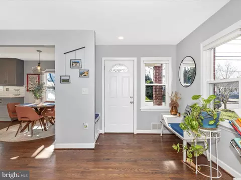 Entry Way - 207 Thomas Ave, Frederick, MD 21701 photo 2 of 8
