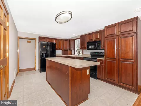 Kitchen - 4439 John Draper Rd, Smithsburg, MD 21783 photo 2 of 4
